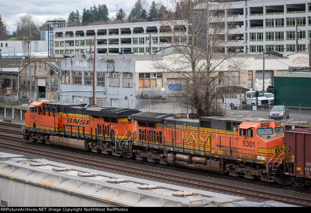 BNSF 7007 + 5301